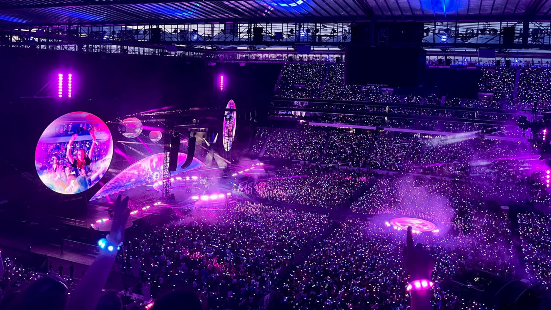 Coldplay concerts use LED wristbands